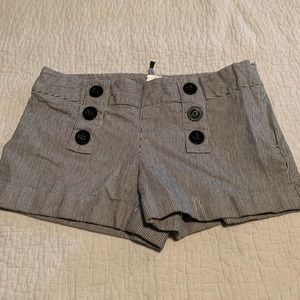 Kontagious shorts‎